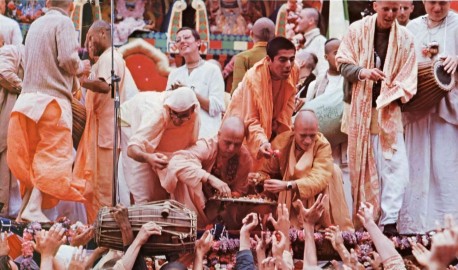 ISKCON devotees distributing Lord Jagannatha's maha-prasadam at Ratha-yatra festival. 1974.