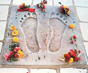 A replica of Lord Caitanya's footprints are enshrined in a miniature temple on the city's main road. Each day pilgrims on their way to the Ranganatha temple stop here to offer flowers.