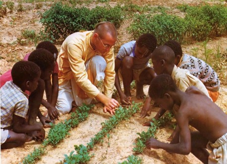 How plants grow--and how they can grow better--is the subject of this class on the Kilifi Hare Krishna farm in Africa.