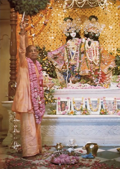 At high point of grand opening ceremony, Srila Prabhupada personally performs first offering to the Deities.