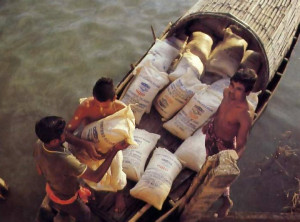On a tiny boat devotees ban led th e Ganges for 8 hours to deliver 4000 kilos of rice .