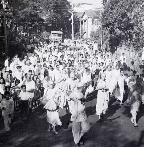 Wherever the devotees went in India they were favorably received by great crowds.