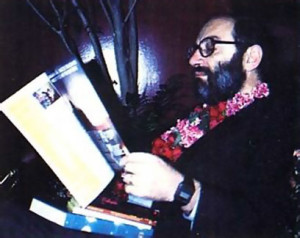 Scholar and novelist Umberto Eco receives gifts of Lord Krsna's garland and Krsna conscious literature at ISKCON's Brooklyn center.